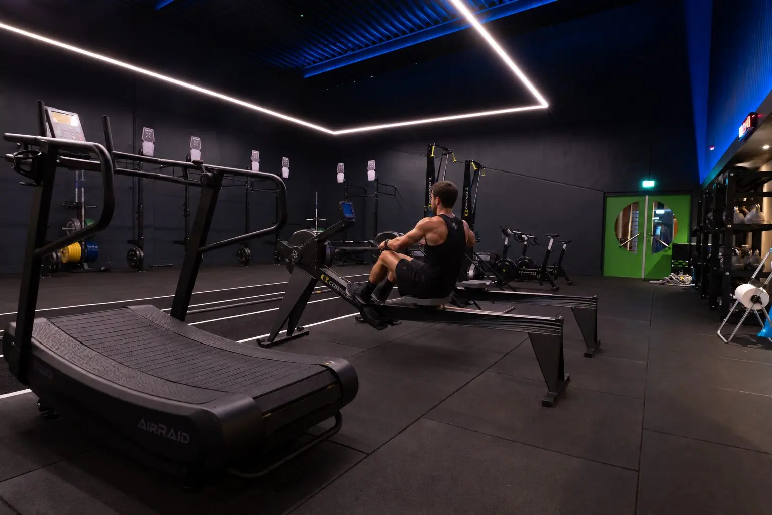 Roeien in de Hyrox-ruimte van De Kloek Fitness