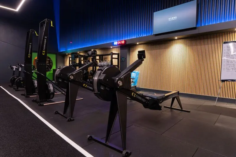 Roeimachines en SkiErgs in de Hyrox-ruimte van De Kloek Fitness