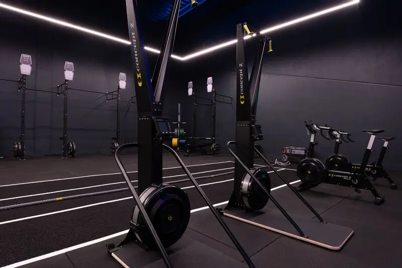 SkiErgs en fietsen in de Hyrox-ruimte