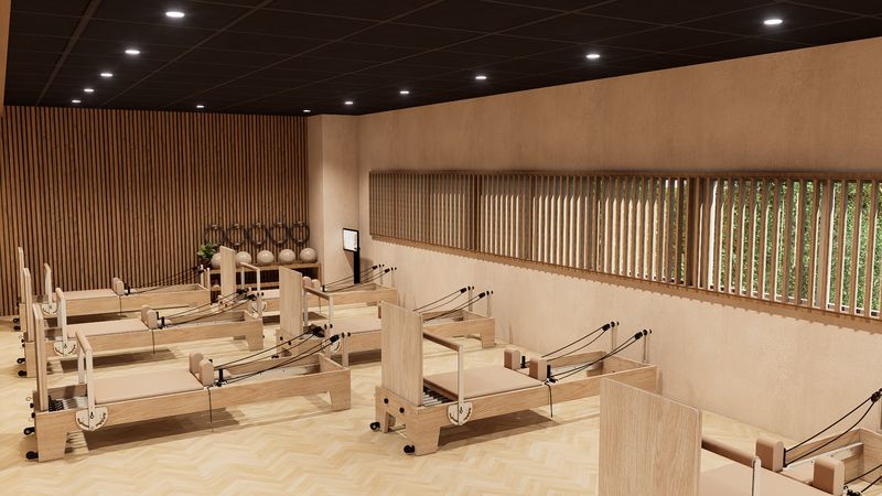 Overzicht van de Reformer-ruimte met ramen en latjeswand